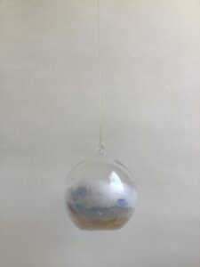 Aquarela, folha de ouro, parafina, vidro, arame. 8 cm diâmetro